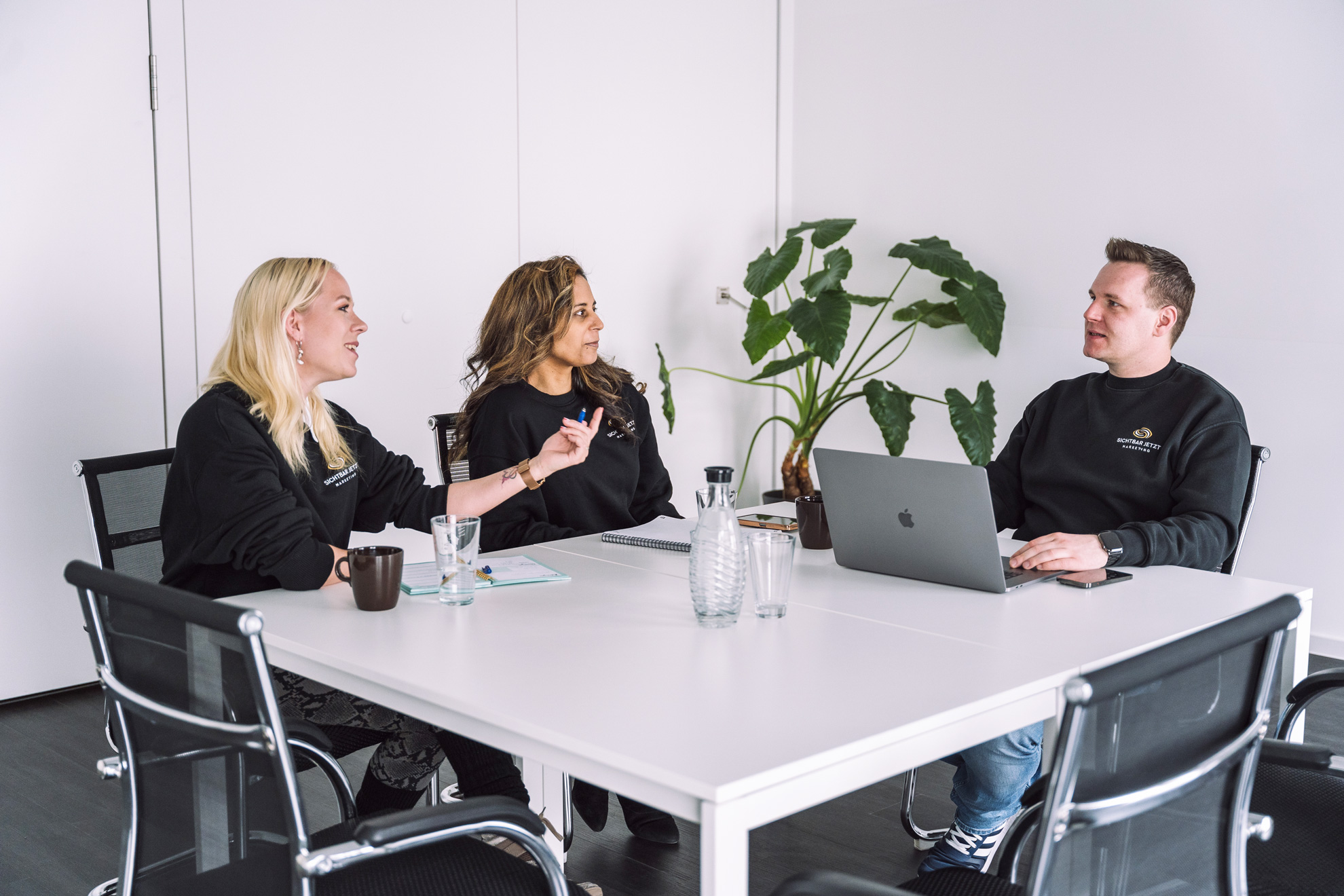Sascha-in-einer-Besprechnung